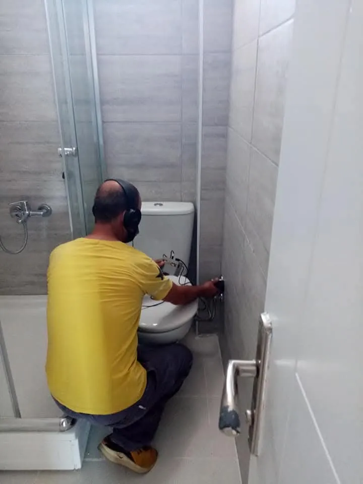 Banyoda akustik dinleme cihazıyla tesisat hattını kontrol eden usta