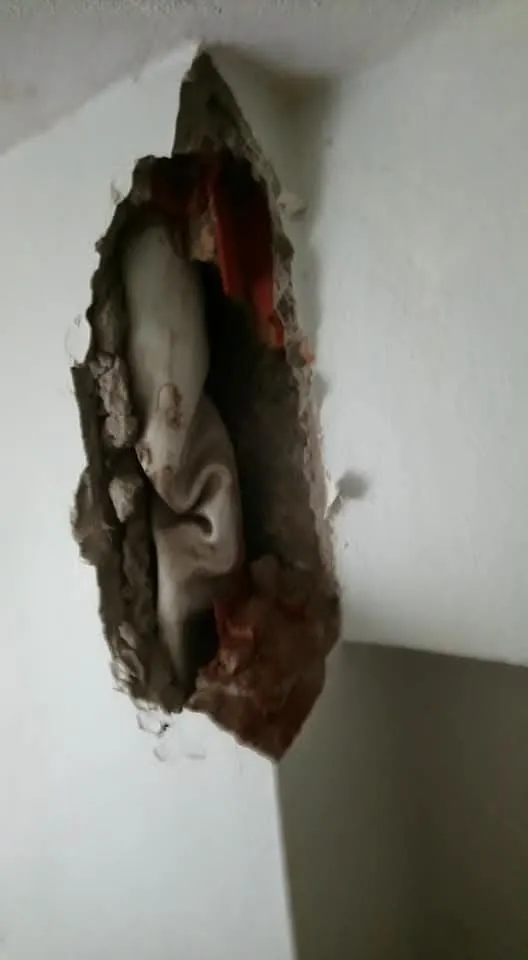 Duvar içinde erişim açılmış tesisat hattı